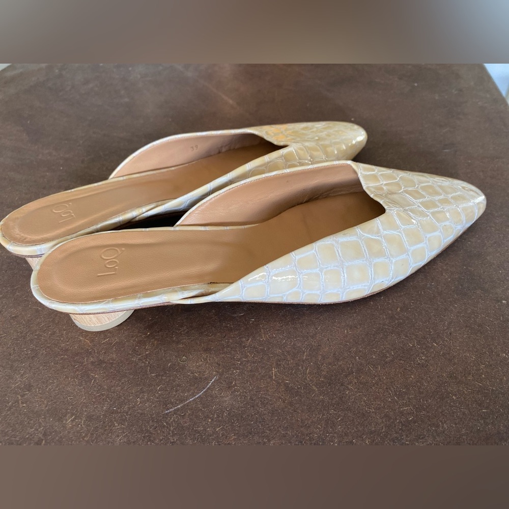 LOQ Carmen Patent Leather Crocodile Embossed Round Wood Heel Tan Mule